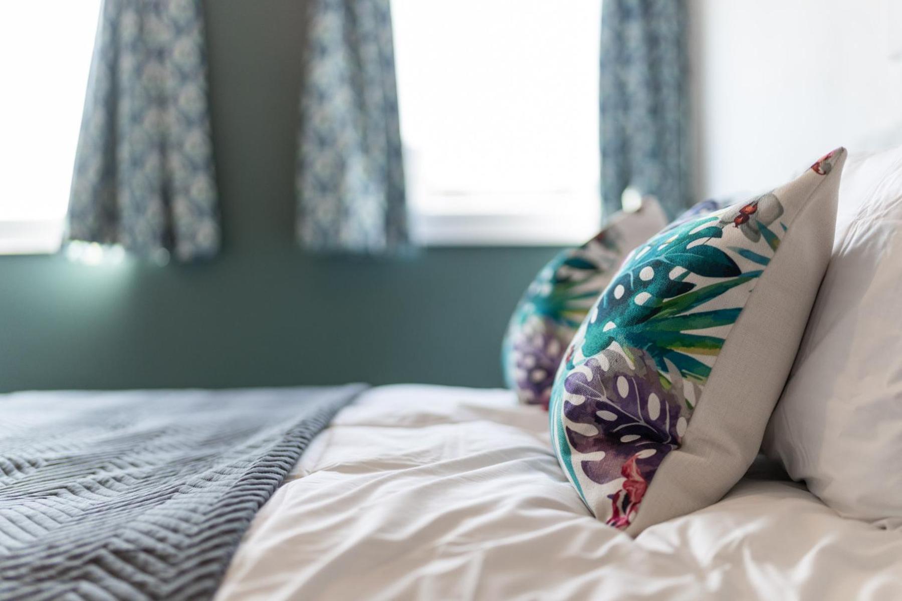The Kingsway- 2 Bedroom Central Swansea Apartments By Stayright Bagian luar foto